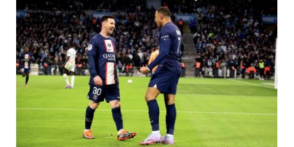 Ein Freistoß erobert das Herz von Kylian Mbappé